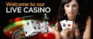 Ruletthjul, hvite terninger og endame med sparess og hjerteress i hånden i et casino