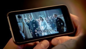 Film fra et bryllup som spilles av på mobil